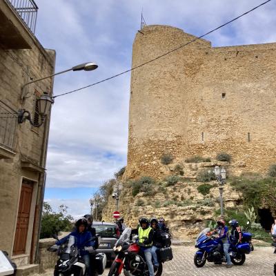 023 Lasciamo Il Castello E La Torre Rotonda Dove E Posta Una Statua Della Madonna A Protezione Della Citta