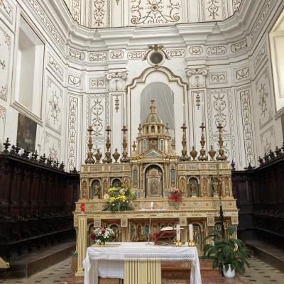 031 Altare Realizzato In Legno Costituito Da Un Sottile Elemento Orizzontale Che Poggia Su Un Finto Pilastro