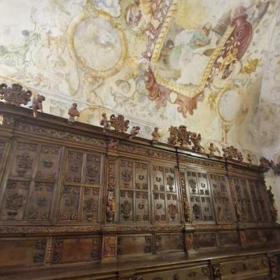 037 Mentre I Prestigiosi Armadi In Noce Finemente Intagliati Ed Arricchiti Con Numerose Figure E Sculture Le Cui Ante Internamente Sono Artisticamente Dipinte Sono Opere Settecentesche Di Maestranze Palermitane
