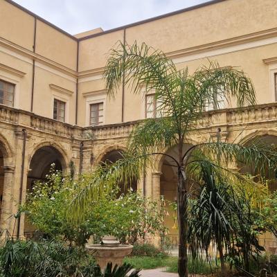 042 L Edificio Della Chiesa Comunica A Sud Con Il Convento All Interno Caratterizzato Dal Severo Chiostro Settecentesco Con Giardino