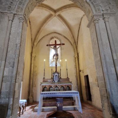 049 Incorniciata Da Un Arco D Ingresso In Stile Chiaramontano L Abside Centrale Ha Pianta Quadrata Ed E Coperta Da Una Volta A Crociera Sorretta Da Quattro Pilastri Angolari Con Capitello
