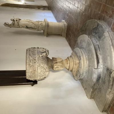 051 All Interno Della Chiesa Si Conservano Il Pregevole Fonte Battesimale In Marmo Decorato Con Un Motivo Di Teste Di Cherubini Alati Ed Elementi Floreali Di Autore Ignoto