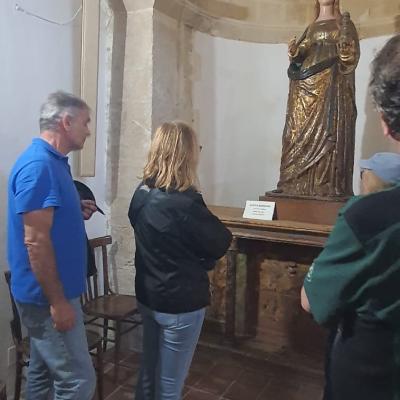 052 Mario E Giustina Ammirano La Statua Lignea In Una Abside Laterale Raffigurante Santa Barbara