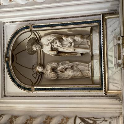 060 Altare Marmoreo Di Forma Rettangolare Decorato Con Motivi Floreali In Oro Raffigurante La Sacra Famiglia Scuola Caginiana