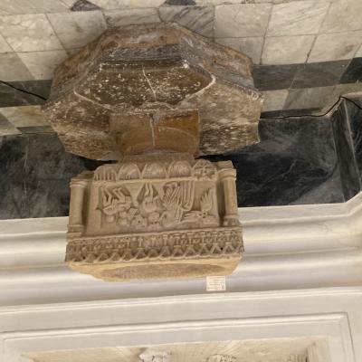 061 Fonte Battesimale In Pietra Di Nardo Da Crapanzano 1424 Alla Base Vi E Il Pavimento Originale Del Vecchio Duomo Da Cui Proviene Il Fonte