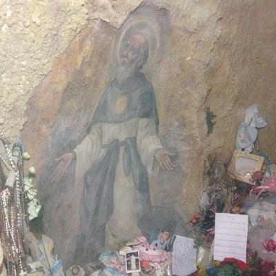 074 L Affresco Raffigurante San Calogero Inginocchiato In Preghiera All Interno Della Grotta Dove Il Santo Ha Vissuto