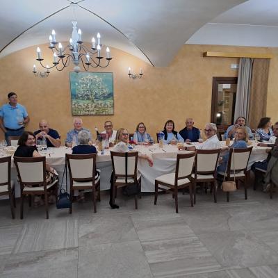 098 Tutti A Tavola Per La Cena E Il Presidente All Impiedi Per Il Brindisi Di Buon Anniversario Alla Famiglia Carbone