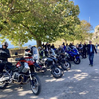 009 Si Parcheggia E Ferdi Mi Viene Ad Informare Delle Problematiche Che Durante Il Tragitto Le Ha Dato La Moto