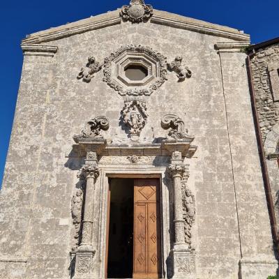 013 La Facciata Si Presenta Con Un Portale Barocco Sormontato Da Un Medaglione Raffigurante La Gloria Di San Pellegrino E Da Una Finestra Ottagonale