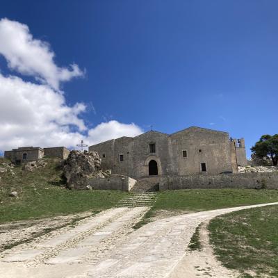 051 La Cattedrale Di Maria Santissima Assunta Primitiva Chiesa Di San Giorgio In Epoca Normanna Complesso Religioso Polo Monumentale Contraddistinto Da Un Fronte Di Tre Strutture Adiacenti L Ingresso E Un Portale Ad Arco Ogivale In Stile Gotico