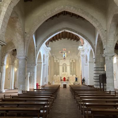 052 L Impianto Basilicale Presenta Tre Navate Con 12 Colonne E Archi Ogivali Sulle Colonne Costituite Da Grandi Dischi Di Pietra Sovrapposti Sono Presenti Tracce Di Affreschi Primitivi