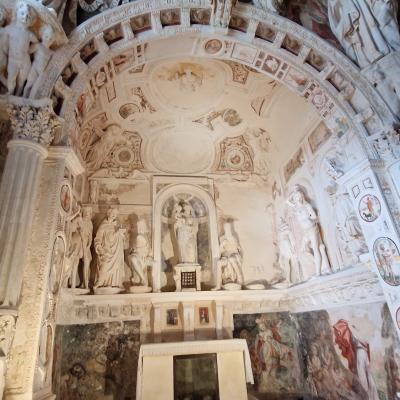 057 Sull Arcata Frontale Esterna E Raffigurata L Assunzione Della Vergine Tra Gli Angeli E Sulle Due Colonne Laterali Sono Collocate Le Statue Dei Profeti Isaia A Sinistra E Geremia A Destra