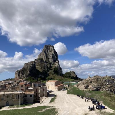 063 I Resti Del Castello Normanno Si Trova A Quota 949 M Slm Fu A Lungo Residenza Della Nobile Famiglia Dei Luna Famiglia Spagnola