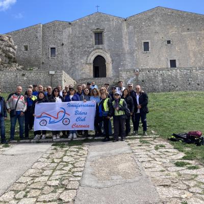 064 Foto Di Gruppo Stavolta Con Lo Striscione Per Documentare La Presenza Dello Iemufurriannu A Caltabellotta