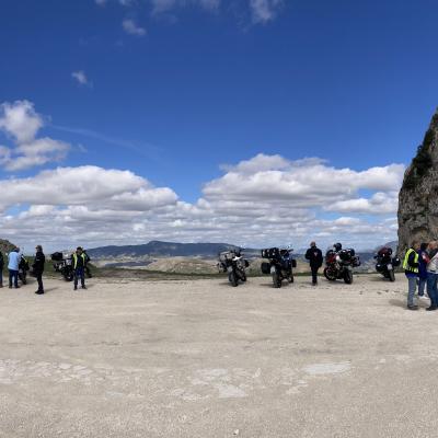 065 Insieme Alle Nostre Moto Tra Il Castello E La Cattedrale