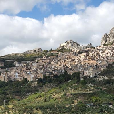 069 Salutiamo Caltabellotta Dall Alto Dei Suoi 850 Metri Sul Livello Del Mare Domina Un Vasto Territorio Offrendo Un Panorama Mozzafiato