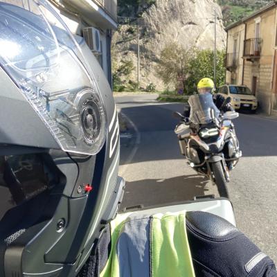 012 Mitici Personaggi Transitano Per Sperlinga In Sella Ai Loro Cavalli Motorizzati