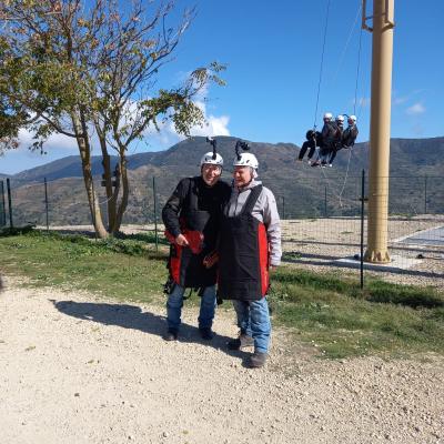 017 I Due Temerari Toni E Nino Pronti Per La Zipline 1600 Metri Di Fune D Acciaio Collegano Il Punto Di Partenza A Quota 925m Al Punto Di Arrivo Posto 260m Piu In Basso Con Un Altezza Massima Dal Suolo Di 300m