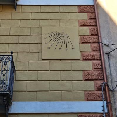 033 Di Orologi Solari Se Ne Contano Attualmente Circa Una Decina Tutti Di Tipo Verticale Chiamate Meridiane Posizionati Su Edifici Privati Nel Centro Storico