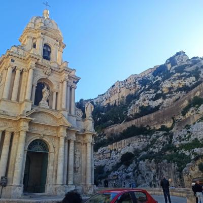 019 Arrivati A Scicli Parcheggiamo Ai Piedi Della Chiesa Di San Bartolomeo Risalente Ai Primi Anni Del Xv Secolo Prospetto Progettato Dall Architetto Siracusano Salvatore Ali In Stile Barocco Neoclassico