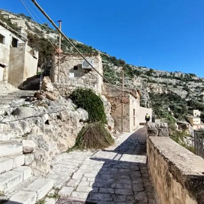 020 Il Quartiere Rupestre Di Chiafura E Composto Da Centinaia Di Grotte Abitate Fino All Inizio Degli Anni 60 E Con Una Storia Di Lotte E Rivendicazioni Che Ricorda Quella Dei Sassi Di Matera