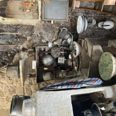 031 Le Grotte Erano Una Specie Di Caverne Senza Intonaco E Con Pavimenti Di Roccia Annerite Dal Fumo Della Tannura Con Il Il Forno Di Pietra Costruito Dentro La Grotta