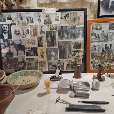 033 Foto Della Famiglia E Gli Attrezzi Per Radersi Degli Anni 50 Da Notare L Aspira Latte Dalla Mammella