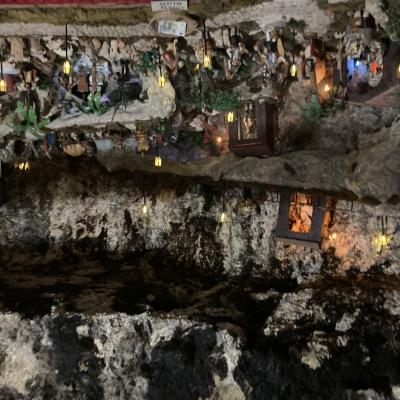 034 In Una Porzione Della Grotta E Allestito Un Presepe Realizzato Con Delle Statuine Di Terracotta Di Caltagirone