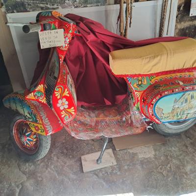 035 Vespa 50 Funzionante In Vendita 4500 Euro Con Pitture Dei Palazzi E Chiese Barrocche Di Scicli