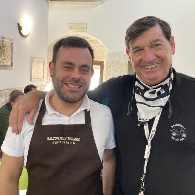 056 Ringraziamo Anche Uno Dei Titolari Dell Agriturismo Balcone Del Mediterraneo Davide Che Insieme Al Collega Leonardo Due Giovani Che Hanno Scommesso Sul Proprio Territorio Contribuiscono Con Impegno E Passione A Valorizzarlo