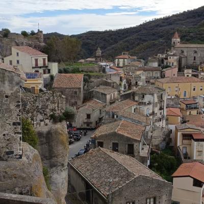 018 Dal Castello E Visibile Oltre A Castiglione Di Sicilia Anche Il Fiume Alcantara E Le Sue Gurne