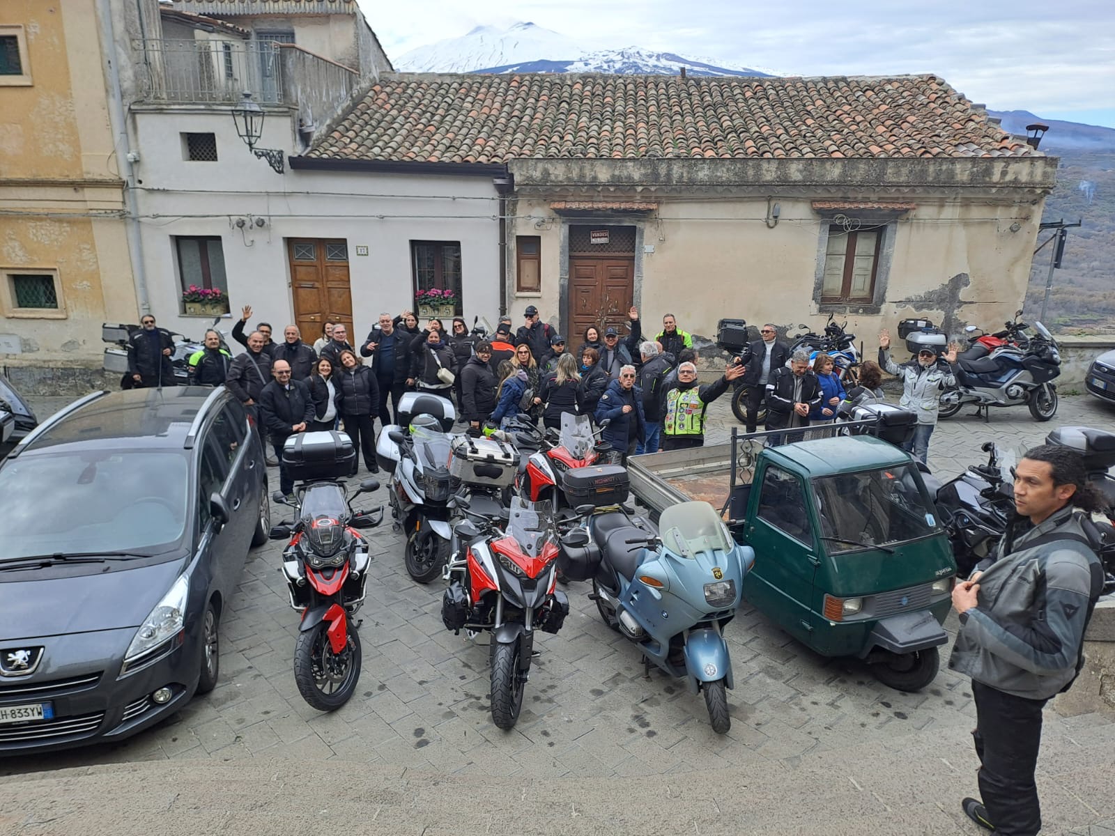 037 In Ordine Sparso Salutando Continuiamo La Visita Della Citta