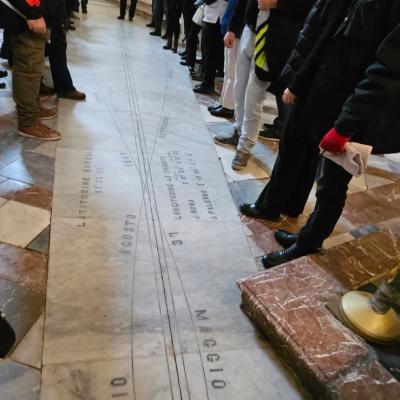044 Al Suo Interno Possiamo Ammirare Sul Pavimento Del Transetto Una Meridiana In Marmo Bianco Scolpito Progettata Nel 1882 Dal Palermitano Temistocle Zona