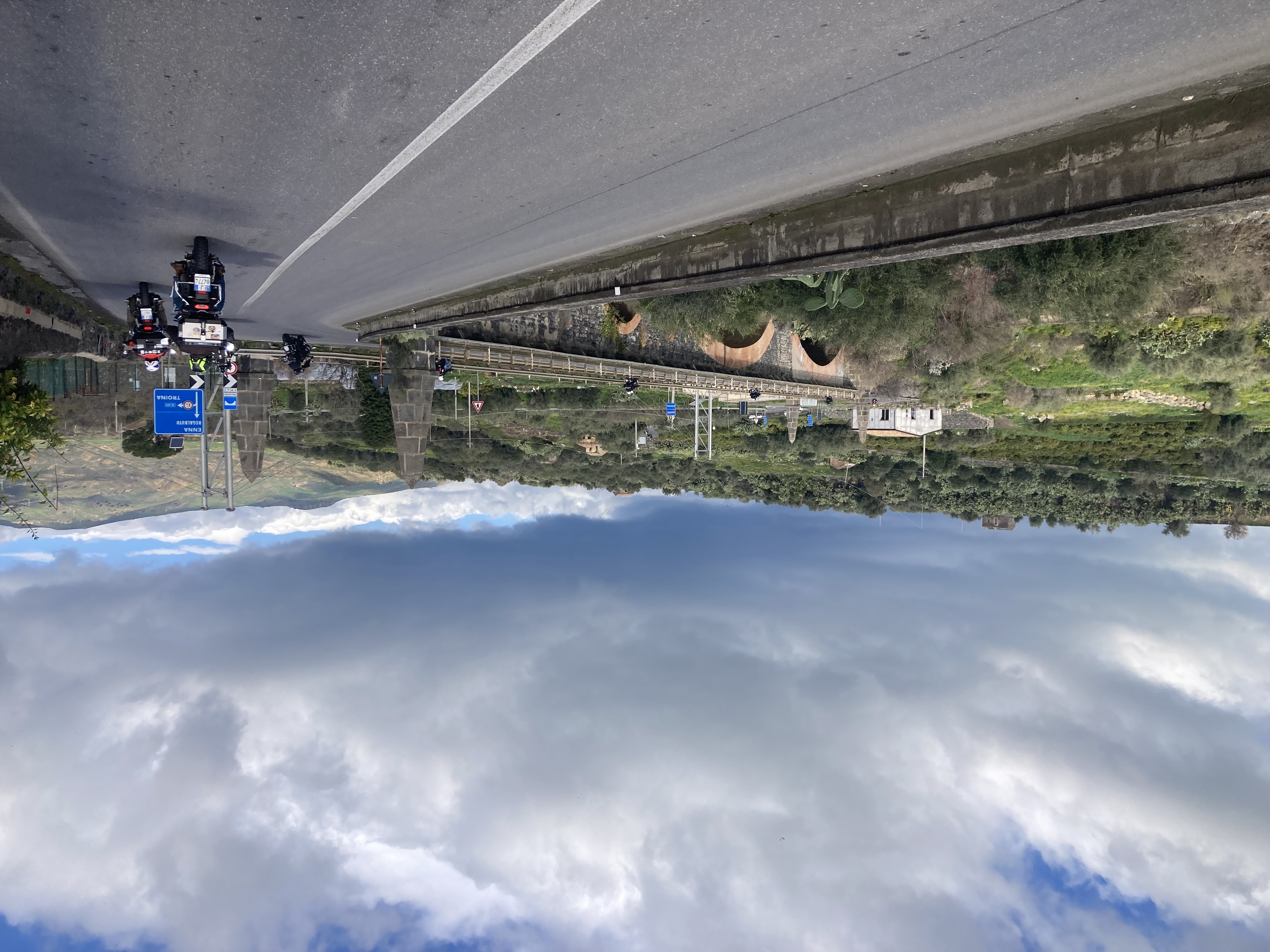 005 Attraversiamo Il Ponte Sul Fiume Simeto In Prossimita Di Adrano