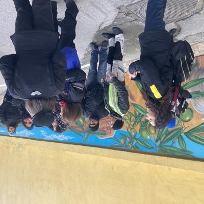 013 Ausilia Ci Illustra Il Murales E Le Varie Bellezze Della Citta Che Vi Sono Rappresentate