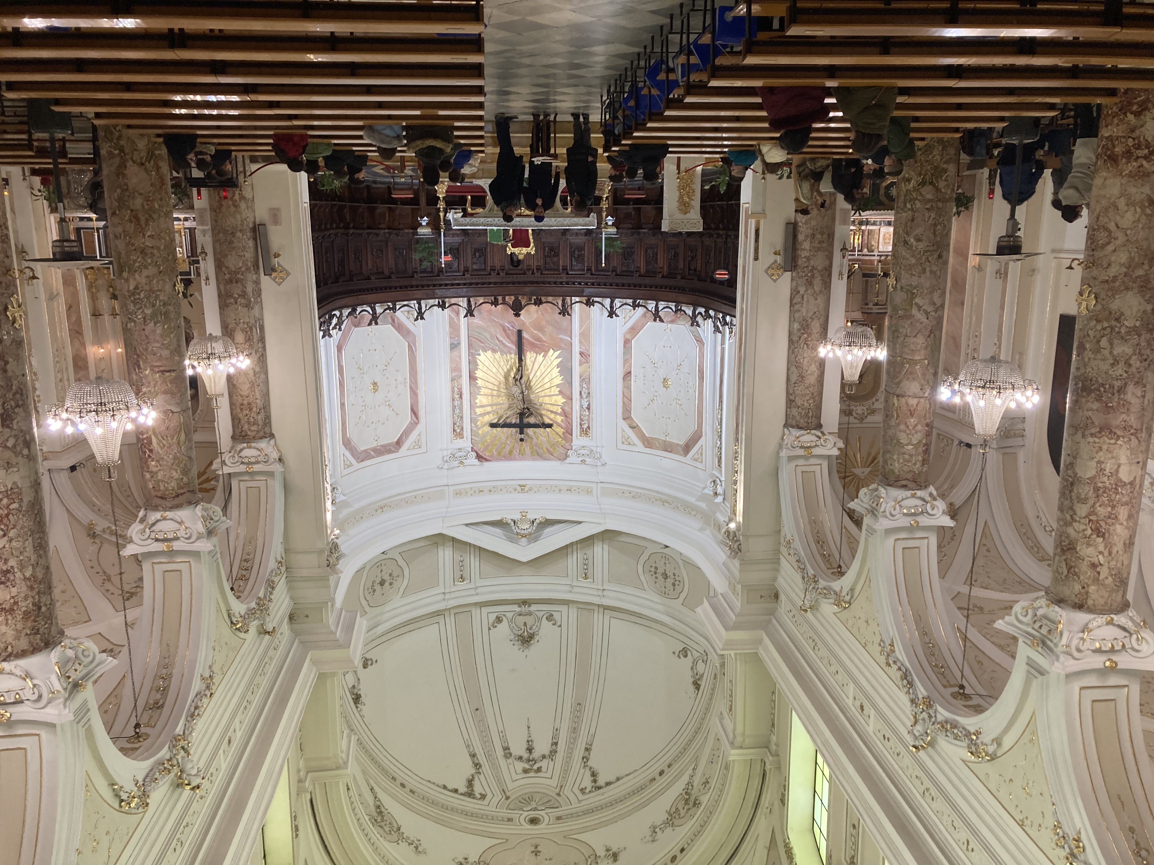 022 La Struttura Interna E A Pianta Basilicale A Tre Navate Con Colonne Rivestite Di Marmo Rosso La Volta A Botte Della Navata Centrale Presenta Delle Eleganti E Morbide Decorazioni Di Stile Impero