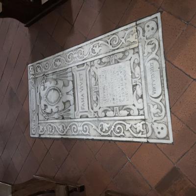 033 Nel Pavimento Si Trova Una Bella Lapide In Marmo Che Copre Il Sepolcro Del Prevosto Don Lorenzo De Marco 1617