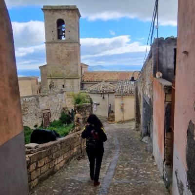 043 Attraversiamo Il Quartiere Di Santa Maria Dove La Natura Mostra Una Bellezza Autentica E Indomita Tra L Etna I Nebrodi E I Laghi Pozzillo E Sciaguana