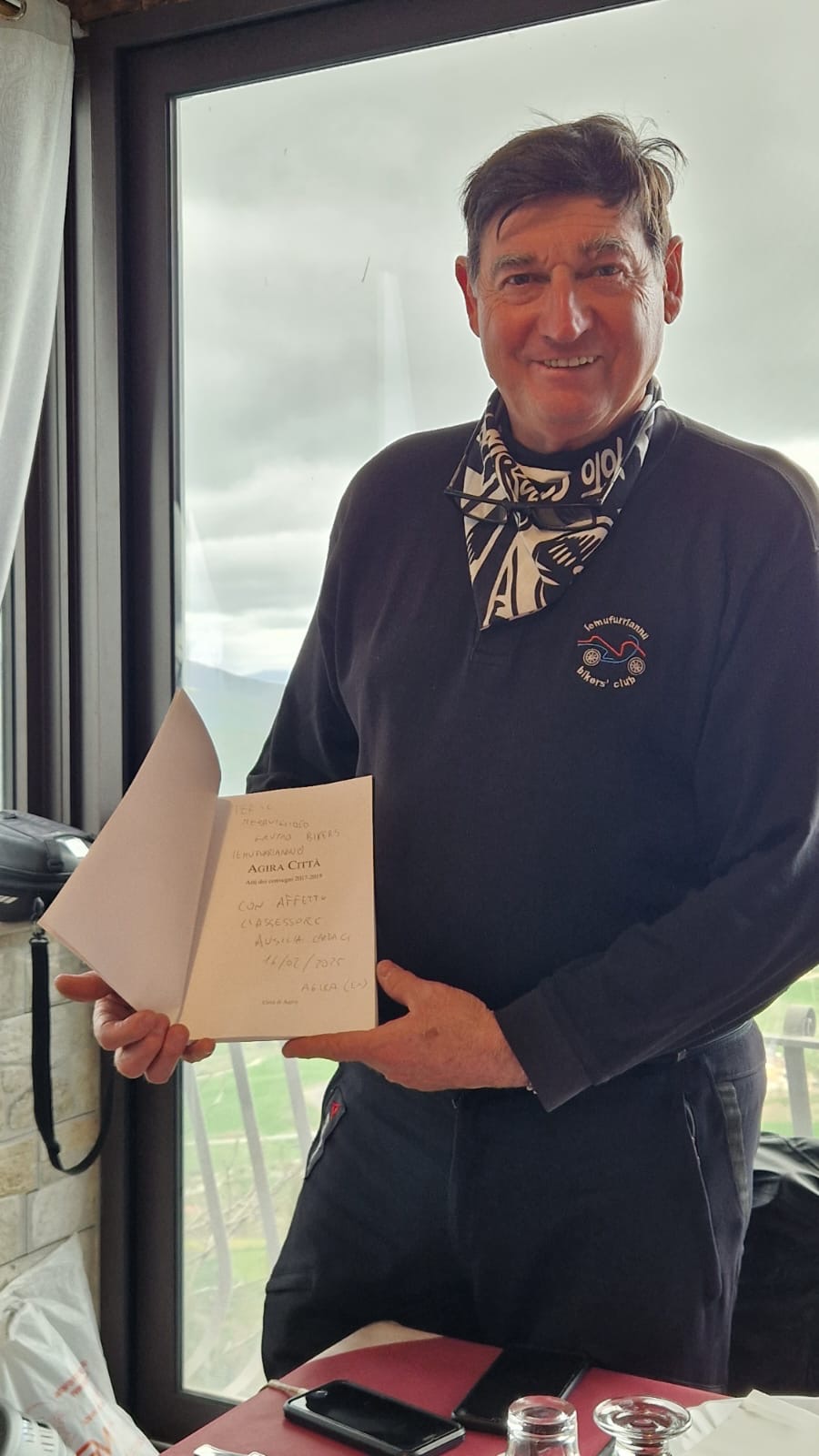060 La Dedica Sul Libro Della Citta Consegnato Dall Assessore Al Presidente