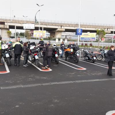 002 Il Presidente Invita Fischiando Tutti I Soci A Mettersi In Moto