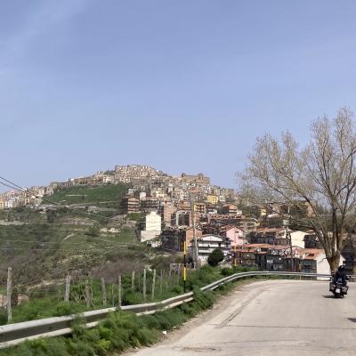 005 Ed Ecco Capizzi Abbarbicato Sul Monte Verna