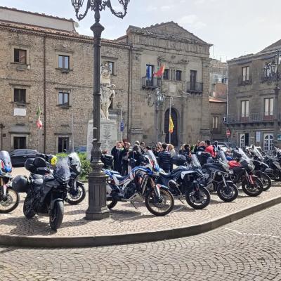 007 Parcheggiamo Le Moto Sulla Piazza Umberto I Antistante Davanti Al Santuario Di San Giacomo Ed Al Palazzo Comunale