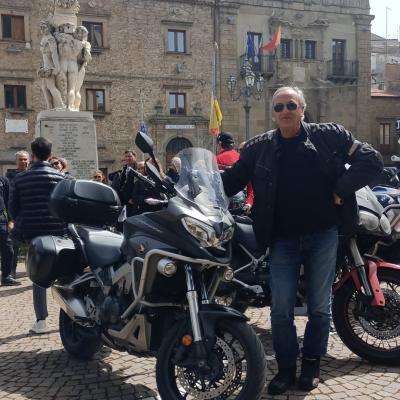 010 L Amico Maurizio Mostra Orgoglioso La Sua Bambina