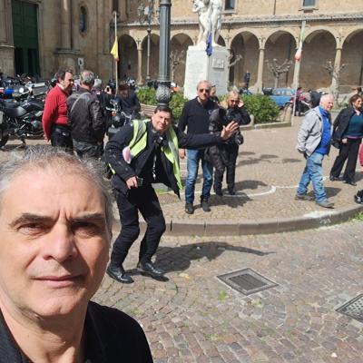 028 Usciti Dal Santuario Ci Dirigiamo Verso Il Palazzo Comunale Mentre Mario Fa Un Selfie Ci Sono Sempre I Soliti Disturbatori