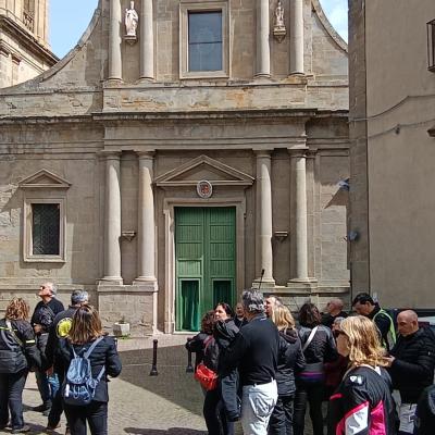053 Sontuoso Il Prospetto Esterno Arricchito Da Un Bel Portale Gotico Del 1234