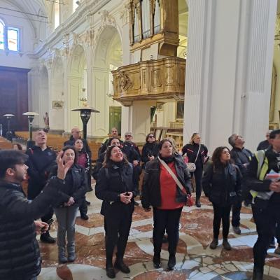 054 Un Interno Di Grande Luce E Spazialita Sobrio Ed Essenziale E Caratterizzato Da 12 Colonne Monolitiche Che Delimitano Le Tre Navate Ed Il Transetto