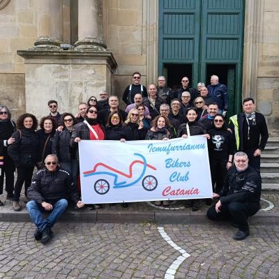 058 Prima Di Salutare E Ringraziare Il Presidente Della Pro Loco Giuseppina Ferraro E La Nostra Guida Giacomo Foto Di Gruppo In Piazza Umberto I