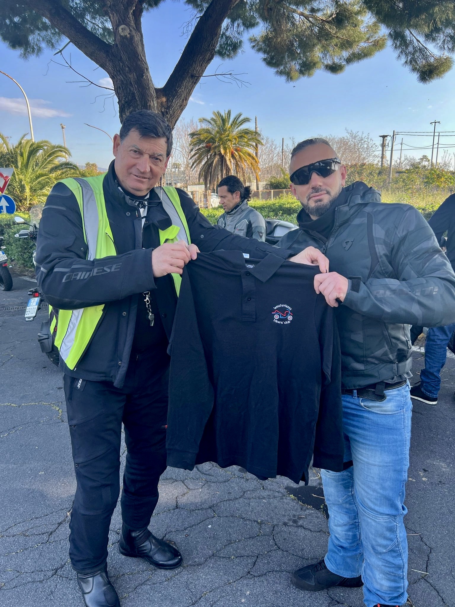 002 Consegna Della Polo Ufficiale Al Nuovo Socio Piero Sardo 