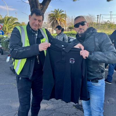 002 Consegna Della Polo Ufficiale Al Nuovo Socio Piero Sardo 