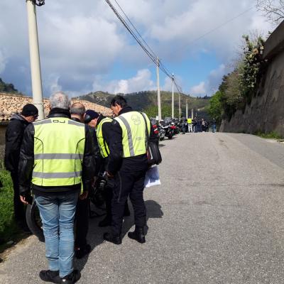 008 Appena Arrivati Alle Grotte Il Presidente Fa Presente Che La Moto Ha Una Perdita Di Benzina